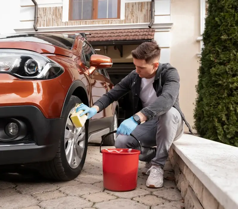 Lavage auto à domicile Mittelhausbergen : professionnel intervenant sur un véhicule
